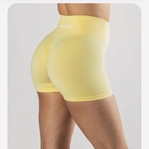 Alphalete amplify Shorts Lemonade